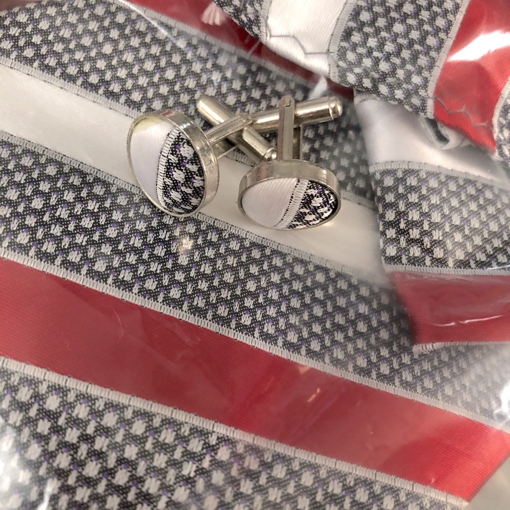 Neck tie, cuff links and pocket square to match